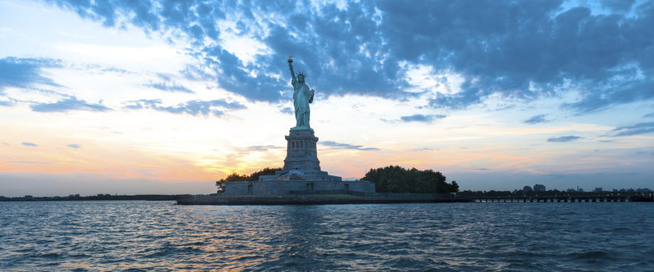 美国商业和社会生活分阶段恢复开放的进程提速,更多美国人走出疫情封锁,金融市场也上涨,因美国一项新冠疫苗临床试验的初步结果令人鼓舞。位于麻省的生物科技公司Moderna称,3月开始的一项安全性试验显示,其开发的一种新冠疫苗在一小组健康志愿者身上产生保护性抗体。这