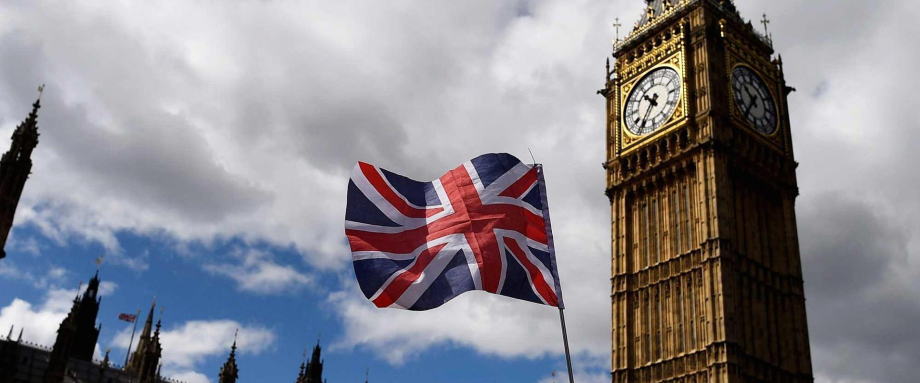 英国首相特雷莎·梅(Theresa May)周三(11月14日)获得内阁对于脱欧协议草案的支持,在此之后英镑曾短暂反弹,但周四随着多位大臣的辞职以及不信任投票的风险升温,英镑遭到大肆抛售。英镑/美元