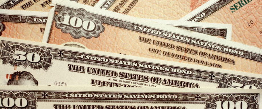 美国财政部拍卖221亿美元20年期美国国债，为20世纪80年代以来首次标售20年期国债