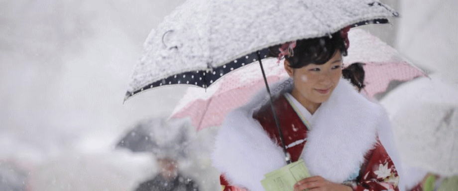 据日本共同社5月26日报道，由于根据日本《新型冠状病毒特别措施法》而宣布的紧急事态宣言解除