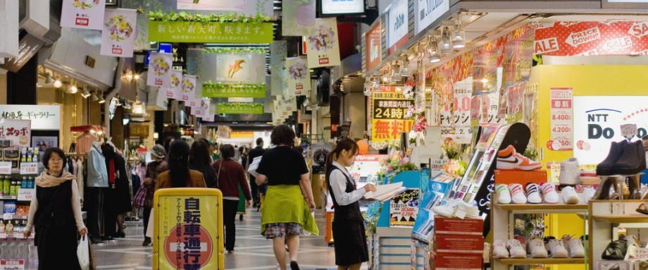 据日本共同社5月26日报道，由于根据日本《新型冠状病毒特别措施法》而宣布的紧急事态宣言解除