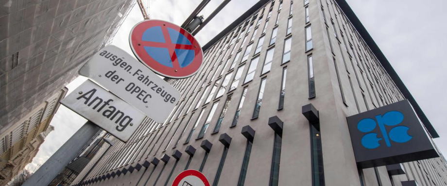 本周，随着美国非农就业数据、欧澳加三大央行利率决议的陆续出炉，全球市场的消息面本已风险事件云集。而原油市场眼下似乎也打算“火上浇油”。据悉，产油国目前已提议将6月的OPEC＋会议提前至本周四召开，这“本路杀出的程咬金”，很可能令全球市场的走向变得愈发扑朔迷离！