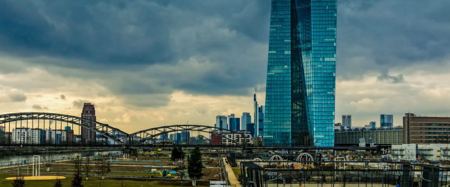 按照日程安排，北京时间周四19:45，欧洲央行将公布最新利率决议，市场预期三大政策利率都将维持不变。20:30，欧洲央行行长拉加德召开新闻发布会，或将传递更多政策信号。