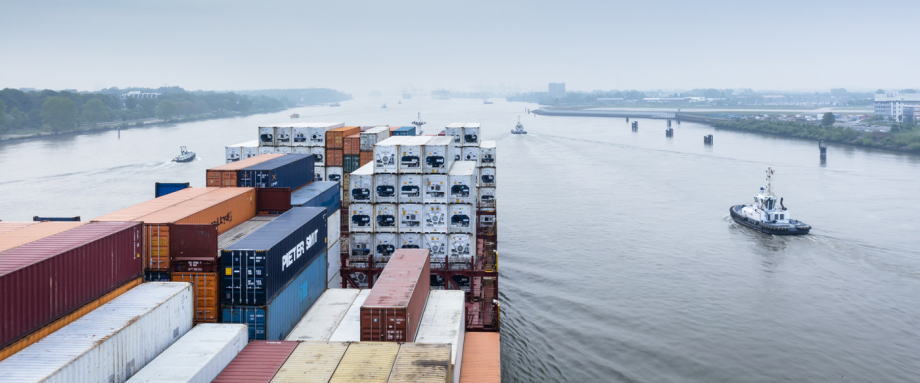 由于新冠疫情导致需求遭抑，物流中断，美国4月商品和服务贸易额跌至近10年最低水平。