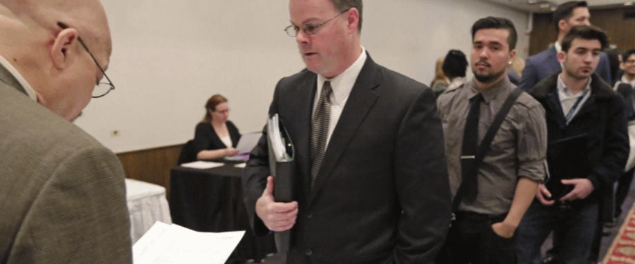 周三公布的ADP报告显示，美国私营部门上个月裁减了276万个职位，这一数字远低于875万的预估，为美国历史上最严重的就业危机即将扭转提供了希望，因受冠状病毒大流行打击的经济将迈出重开的第一步。