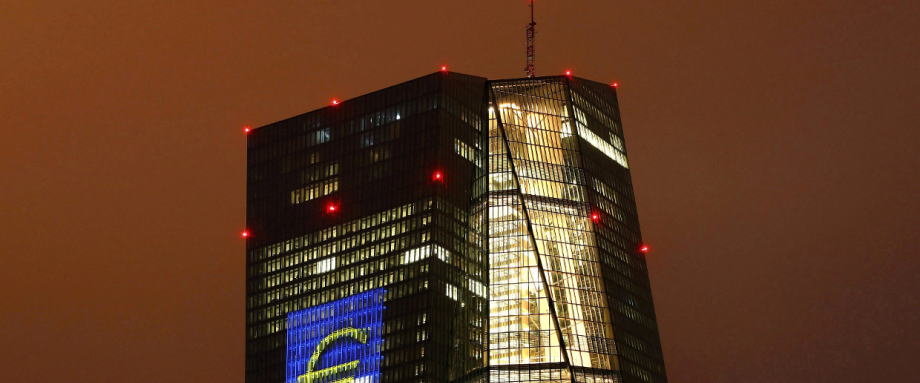 周四欧洲央行公布利率决议,维持三大关键利率不变。欧元区至6月4日欧洲央行主要再融资利率维持在0%不变。不过,欧洲央行将紧急抗疫购债计划(PEPP)规模进一步扩大6000亿欧元,针对紧急抗疫购债计划至少延长至2021年6月,紧急抗疫购债计划总量已经达到1.35万亿欧元。