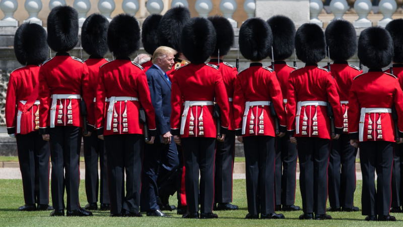英国首相特雷莎·梅(Theresa May)周三(11月14日)获得内阁对于脱欧协议草案的支持，在此之后英镑曾短暂反弹，但周四随着多位大臣的辞职以及不信任投票的风险升温，英镑遭到大肆抛售。英镑/美元