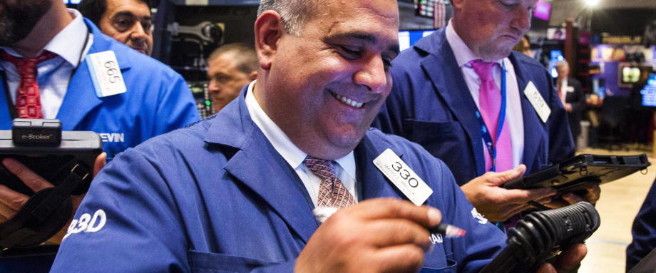 美国股市周一继续上涨,因市场对经济复苏步伐的乐观情绪不断增强,推动纳斯达克综合指数创下近四个月来首个收盘纪录,标普500指数今年以来步入上涨区域。