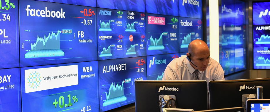 美股上周五收高，部分挽回了周四的巨大跌幅。但美股三大股指当周仍录得3月20日以来的最大周跌幅。美股的骤然急跌，令不少市场人士恐慌不已，甚至带动全球股市一同回落。