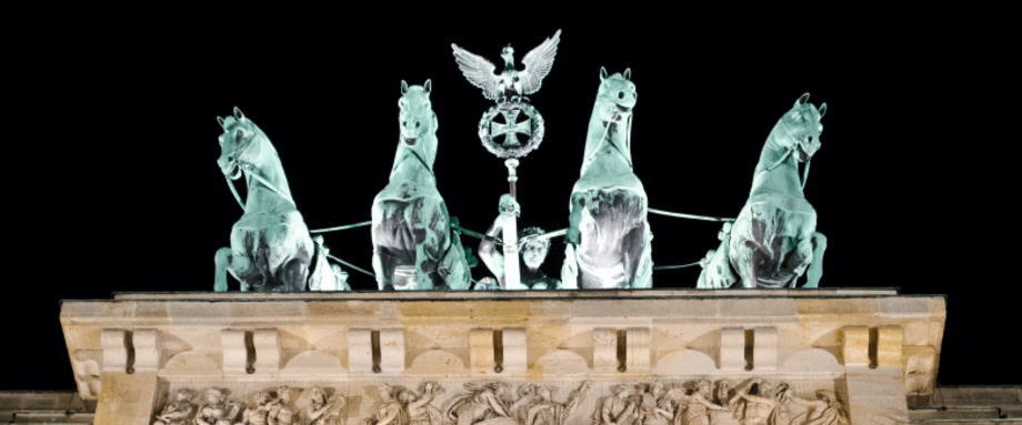 德国公债收益率周一下跌,但距离上周触及的逾两个月高点不远,因全球市场信心正在改善。成立欧洲经济复苏基金一事取得进展、德国增加财政支出以及周四欧洲央行决定将紧急刺激计划规模扩大6,000亿欧