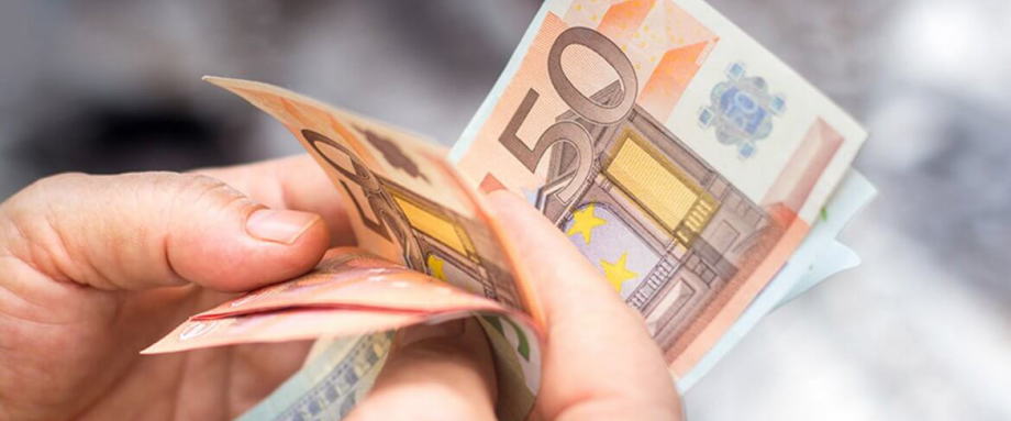 欧洲央行周二一份报告显示,欧元在全球的使用自欧债危机后逐步下降,到去年已经大致持稳,但需求增加的希望未能变为现实。欧洲央行在欧元年度评估中称,去年年底时欧元在全球外汇储备中所占比重为20.5%,较上年同期的20.3%上升