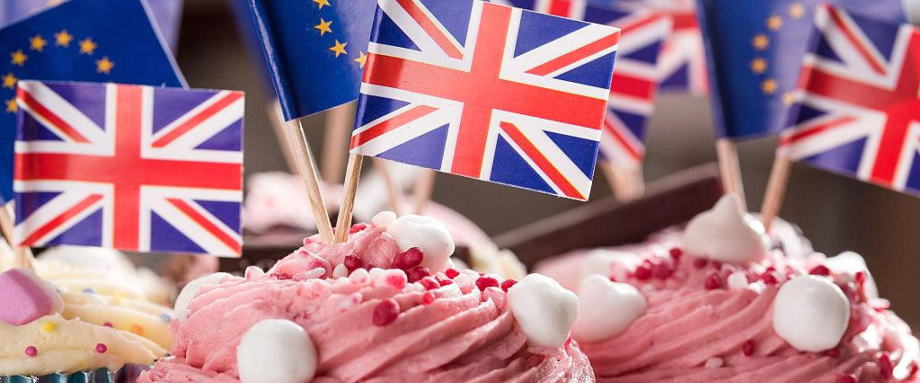 英国首相特雷莎·梅(Theresa May)周三(11月14日)获得内阁对于脱欧协议草案的支持，在此之后英镑曾短暂反弹，但周四随着多位大臣的辞职以及不信任投票的风险升温，英镑遭到大肆抛售。英镑/美元