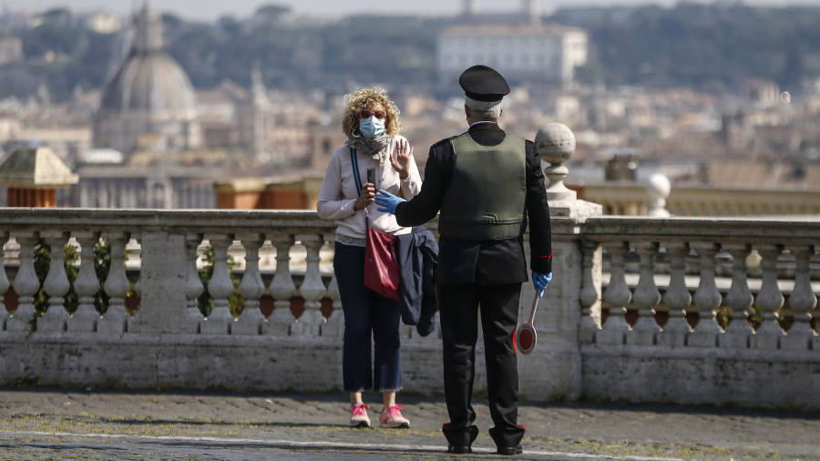 西欧各大国领导人,现在没一个好过的。已经持续三周的暴力抗议活动,让法国总统马克龙现在如坐针毡,骑虎难下。马克龙可能采取紧急减税措施来平息暴力抗议,但代价可能是加剧该国的预算赤字。