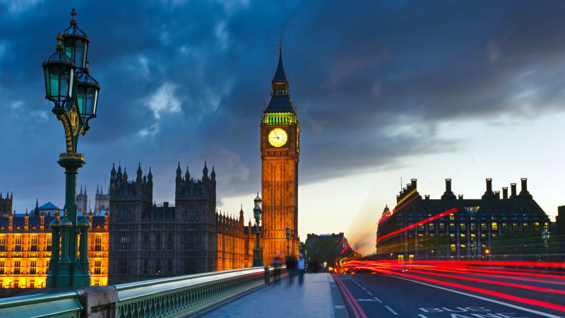 英国首相特雷莎·梅(Theresa May)周三(11月14日)获得内阁对于脱欧协议草案的支持,在此之后英镑曾短暂反弹,但周四随着多位大臣的辞职以及不信任投票的风险升温,英镑遭到大肆抛售。英镑/美元