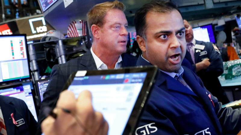 行情数据显示，美国股市周四暴跌，因投资者对新冠疫情大流行再度抬头的担忧重燃，并消化了美国联邦储备委员会(FED)悲观的经济预测。美股三大股指跌幅均远超5%，创下3月16日以来最大单日百分比跌幅