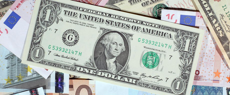 新冠疫情促使欧洲经济面临失去大量消费者的风险。欧洲家庭已经将数千亿欧元的资金存入银行账户，尽管许多国家的商店已经重新开门营业，但调查显示，在失业率不断上升和第二波疫情的威胁下，几乎没有迹象表明人们准备大肆消费。