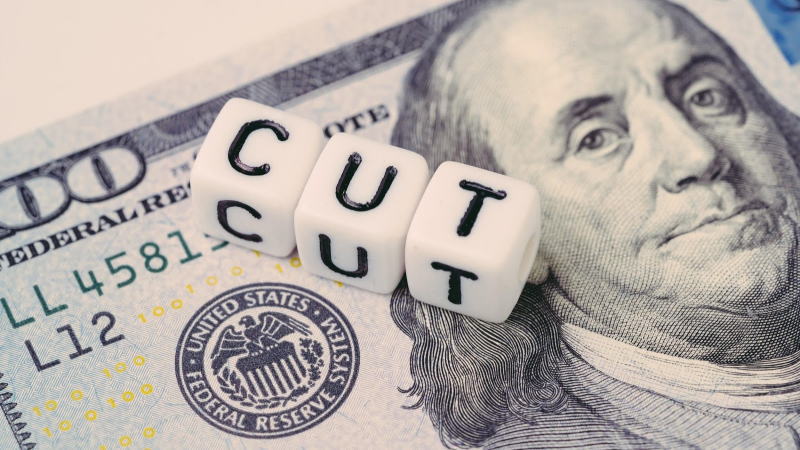 上周美元收涨，得益于逢低买盘以及美债收益率走高推动，美元指数刷新6月4日以来高点至97.45，为一个月来首次实现周上涨。一位纽约交易员称，对季末资金面的忧虑提振美元，市场有传言称，随着3月掉期交易项下的贷款到期，美国以外国家的央行可能需要买入美元。