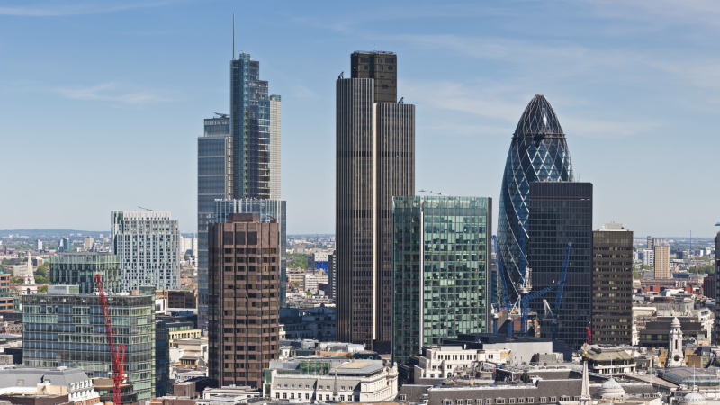 周五公布的官方数据显示，4月份英国经济较前月萎缩20.4%，创史上最大环比降幅。英国在这个月处于严格的抗疫封锁期间。这或许是景气滑坡的低谷，但之后的复苏之路恐将相当漫长且升速缓慢。英国国家统计局(ONS)并称，截至4月份的三个月，国内生产总值(GDP)较前三个月萎缩10.4%。在经济中占主导地位的服务业4月产出较3月下滑19.0%，制造业产出则下降超过24%，建筑业产出近乎腰斩。英国央