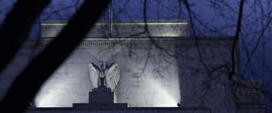 美联储周一宣布，在此前已经开始购买交易所交易基金(ETF)的基础之上，该行正在扩大购买公司信贷的范围，现在将在二级市场上购买期限在五年内的公司债，而且还包括部分在危机之前为投资级但在之后被降级的垃圾债券基金，所买的公司债在截至3月22日时的评级至少为BBB-或/ Baa3，而且这次的购债规模最高将达7500亿美元