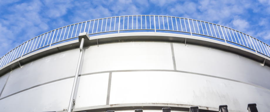 阿曼石油仓储公司(Oman Tank Terminal Company,“OTTCO”)2013年曾宣称,要在Ras Markaz港口建造中东最大的储油设施。目前该公司接近建成8座储油罐,这些储油罐位于阿拉伯海杜克姆镇附近的一家新炼油厂