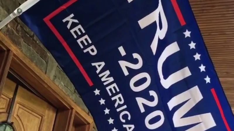 据彭博社报道，美国总统唐纳德·特朗普(Donald Trump)表示，若美国与欧盟之间的谈判不能达成新的贸易协议，将对欧盟汽车征收进口关税。