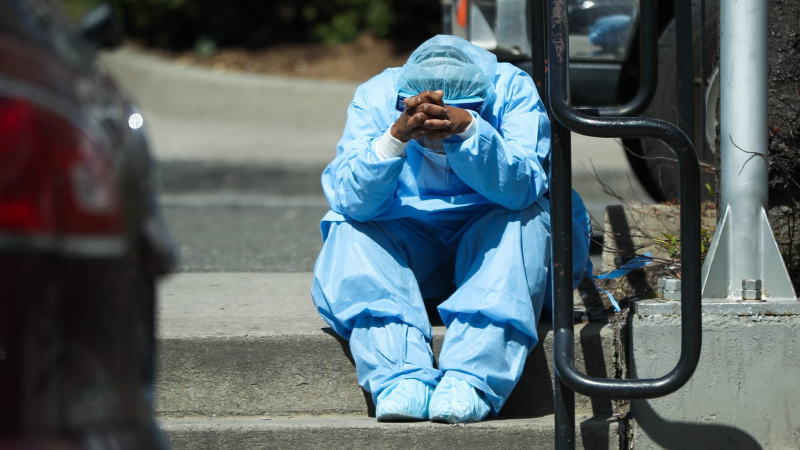 据美国约翰斯·霍普金斯大学统计数据显示，截至美东时间6月25日17:00（北京时间26日05:00），美国新冠肺炎感染病例已超过240万