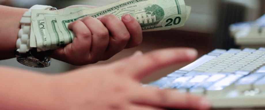 上周美元指数探底后攀升,市场对二次疫情的担忧升温,而其他主要货币对走势都围绕疫情影响经济前景的逻辑展开争夺。上周初,一系列良好的欧元区数据曾支撑市场风险偏好,但后半段,在美国对欧盟、英国和加拿大展开贸易纷争的背景下,风险情绪迅速恶化,避险美元重新受到青睐。