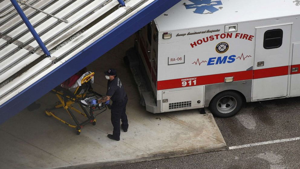 近日,全美大部分地区的新冠肺炎确诊病例出现激增,一些州的住院率更创新高。卫生和公共服务部(HHS)部长阿扎(Alex Azar)上周日(28日)警告称,美国控制疫情的“窗口期正在关闭”。