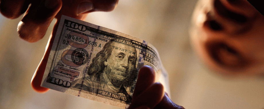 今年第一季度，美元在向国际货币基金组织(IMF)报告的外汇储备中占比上升至61.9%，因各国央行在冠状病毒大流行后囤积了大量美元