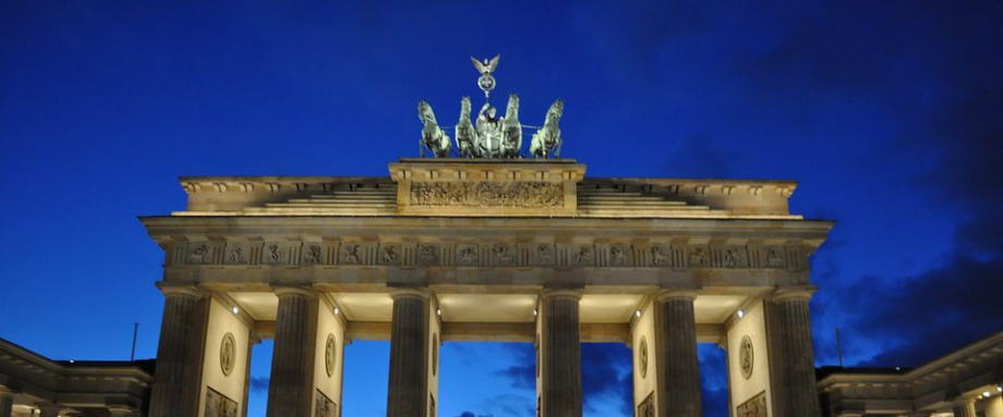 德国报纸Boersenzeitung周二报导,德国商业银行监事会将讨论在去年秋季宣布2023年裁员4,000人的基础上进一步裁员7,000人的可能性