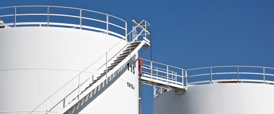 北京时间周四22:30,美国能源信息署(EIA)公布的数据显示截至6月26日当周美国除却战略储备的商业原油库存意外锐减720万桶,但其降幅不及此前公布的API原油库存数据。成品油库存数据整体录得增长,其中汽油库存意外录得增长