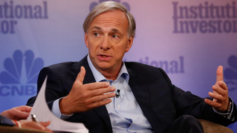 桥水基金创始人达里奥今日表示，新冠肺炎正造成一个庞大的压力测试。美国正让美元的储备货币地位面临风险。现金是最具风险的资产，而非最安全的资产。