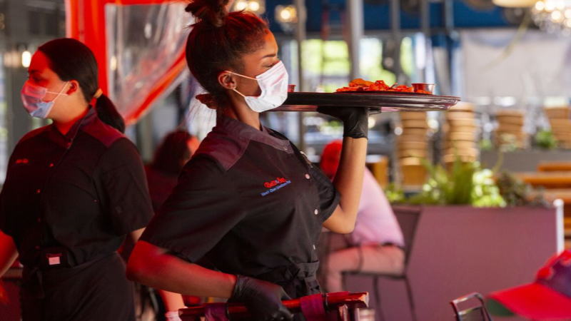 美国6月服务业活动大幅反弹,几乎重返疫前水平,但新冠病例数回升已迫使一些餐厅和酒吧再度关门,