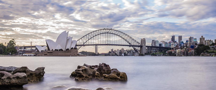 澳洲维多利亚州州长Daniel Andrews周一称，澳洲人口最多的两个州之间的边界从周二起无限期关闭