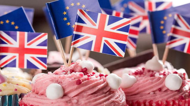 英国首相特雷莎·梅(Theresa May)周三(11月14日)获得内阁对于脱欧协议草案的支持,在此之后英镑曾短暂反弹,但周四随着多位大臣的辞职以及不信任投票的风险升温,英镑遭到大肆抛售。英镑/美元