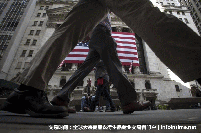 高通和苹果同意结束两年来围绕数以十亿美元计技术专利许可费的诉讼大战,业务格局原本因诉讼而面临重塑威胁的高通股价飙涨。高通与苹果就牵涉甚广的法律争议意外达成和解