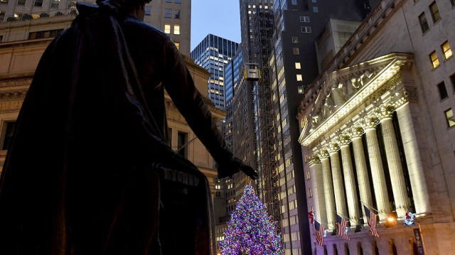 高通和苹果同意结束两年来围绕数以十亿美元计技术专利许可费的诉讼大战,业务格局原本因诉讼而面临重塑威胁的高通股价飙涨。高通与苹果就牵涉甚广的法律争议意外达成和解