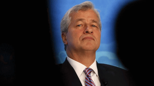 高通和苹果同意结束两年来围绕数以十亿美元计技术专利许可费的诉讼大战,业务格局原本因诉讼而面临重塑威胁的高通股价飙涨。高通与苹果就牵涉甚广的法律争议意外达成和解