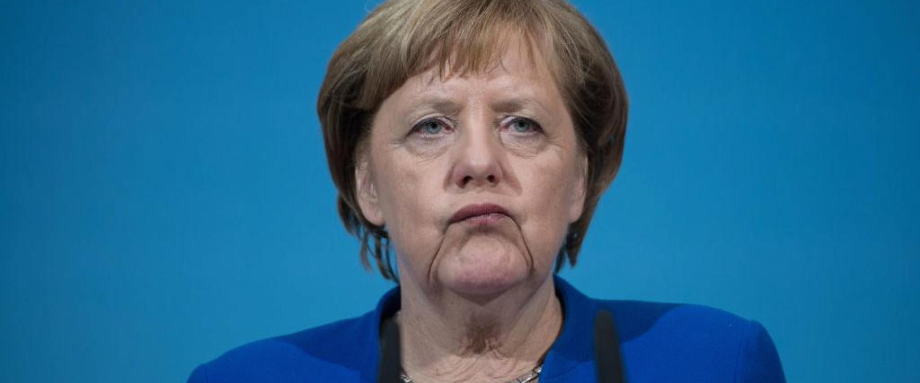 英国首相特雷莎·梅(Theresa May)周三(11月14日)获得内阁对于脱欧协议草案的支持，在此之后英镑曾短暂反弹，但周四随着多位大臣的辞职以及不信任投票的风险升温，英镑遭到大肆抛售。英镑/美元