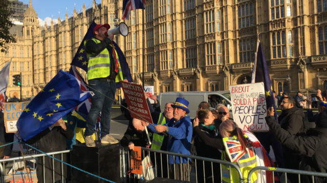 英国首相特雷莎·梅(Theresa May)周三(11月14日)获得内阁对于脱欧协议草案的支持,在此之后英镑曾短暂反弹,但周四随着多位大臣的辞职以及不信任投票的风险升温,英镑遭到大肆抛售。英镑/美元