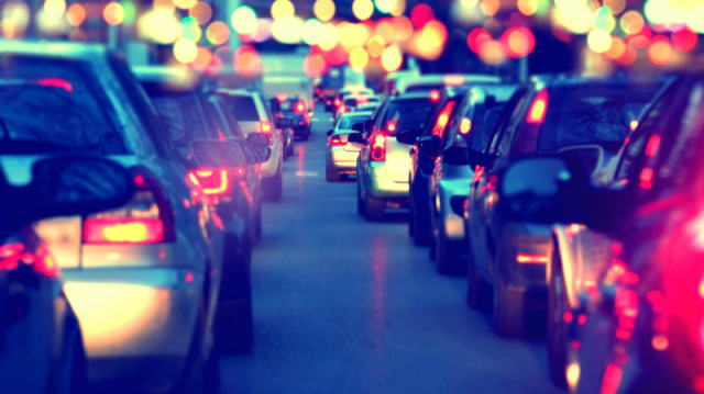 在经历11月的大跌后，油价在12月首个交易日大涨。沙特和俄罗斯延长限产协议、加拿大实施产量限制抵消了卡塔尔退出OPEC带来的负面影响。