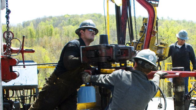 在经历11月的大跌后,油价在12月首个交易日大涨。沙特和俄罗斯延长限产协议、加拿大实施产量限制抵消了卡塔尔退出OPEC带来的负面影响。