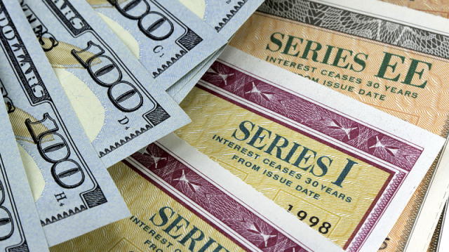 高通和苹果同意结束两年来围绕数以十亿美元计技术专利许可费的诉讼大战,业务格局原本因诉讼而面临重塑威胁的高通股价飙涨。高通与苹果就牵涉甚广的法律争议意外达成和解