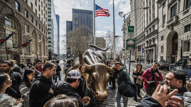 高通和苹果同意结束两年来围绕数以十亿美元计技术专利许可费的诉讼大战，业务格局原本因诉讼而面临重塑威胁的高通股价飙涨。高通与苹果就牵涉甚广的法律争议意外达成和解