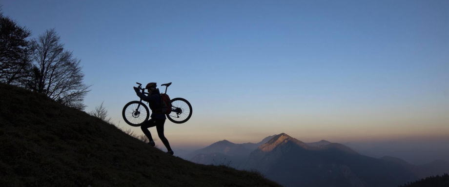 韩国经济副总理兼企划财政部长官洪楠基14日发布克服疫情的“韩版新政”综合规划。根据规划