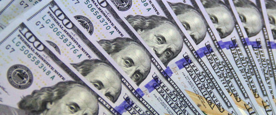 近来,美元汇率的持续大跌,正使得其兑主要货币近十年的上升趋势面临戛然而止的风险。