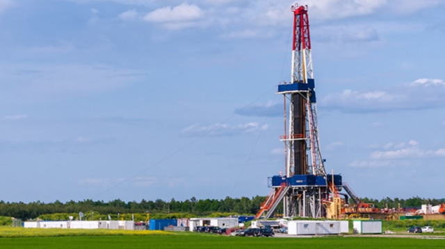 在经历11月的大跌后,油价在12月首个交易日大涨。沙特和俄罗斯延长限产协议、加拿大实施产量限制抵消了卡塔尔退出OPEC带来的负面影响。