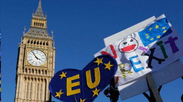 英国首相特雷莎·梅(Theresa May)周三(11月14日)获得内阁对于脱欧协议草案的支持,在此之后英镑曾短暂反弹,但周四随着多位大臣的辞职以及不信任投票的风险升温,英镑遭到大肆抛售。英镑/美元