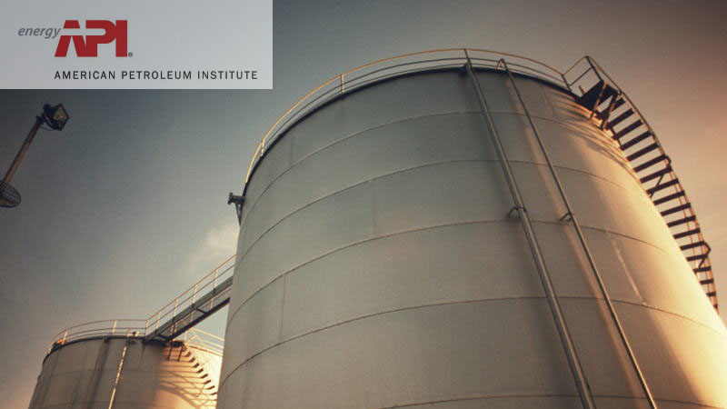 北京时间周三凌晨，美国石油协会(API)公布的数据显示，美国截至7月17日当周API原油库意外激增754.4万桶。成品油库存录得减少。其中汽油库存减少201.9万桶，精炼油库存减少135.7万桶。数据公布后，美油短线快速走低，收报41.58美元/桶，涨幅收窄至1.61%。