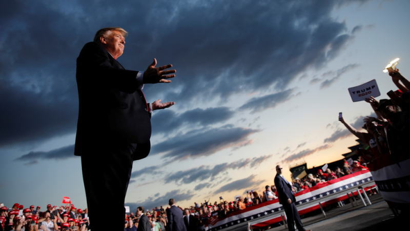 美国总统特朗普周二改变了对戴口罩的措辞，鼓励美国民众在不能与周围的人保持社交距离时戴上口罩，以